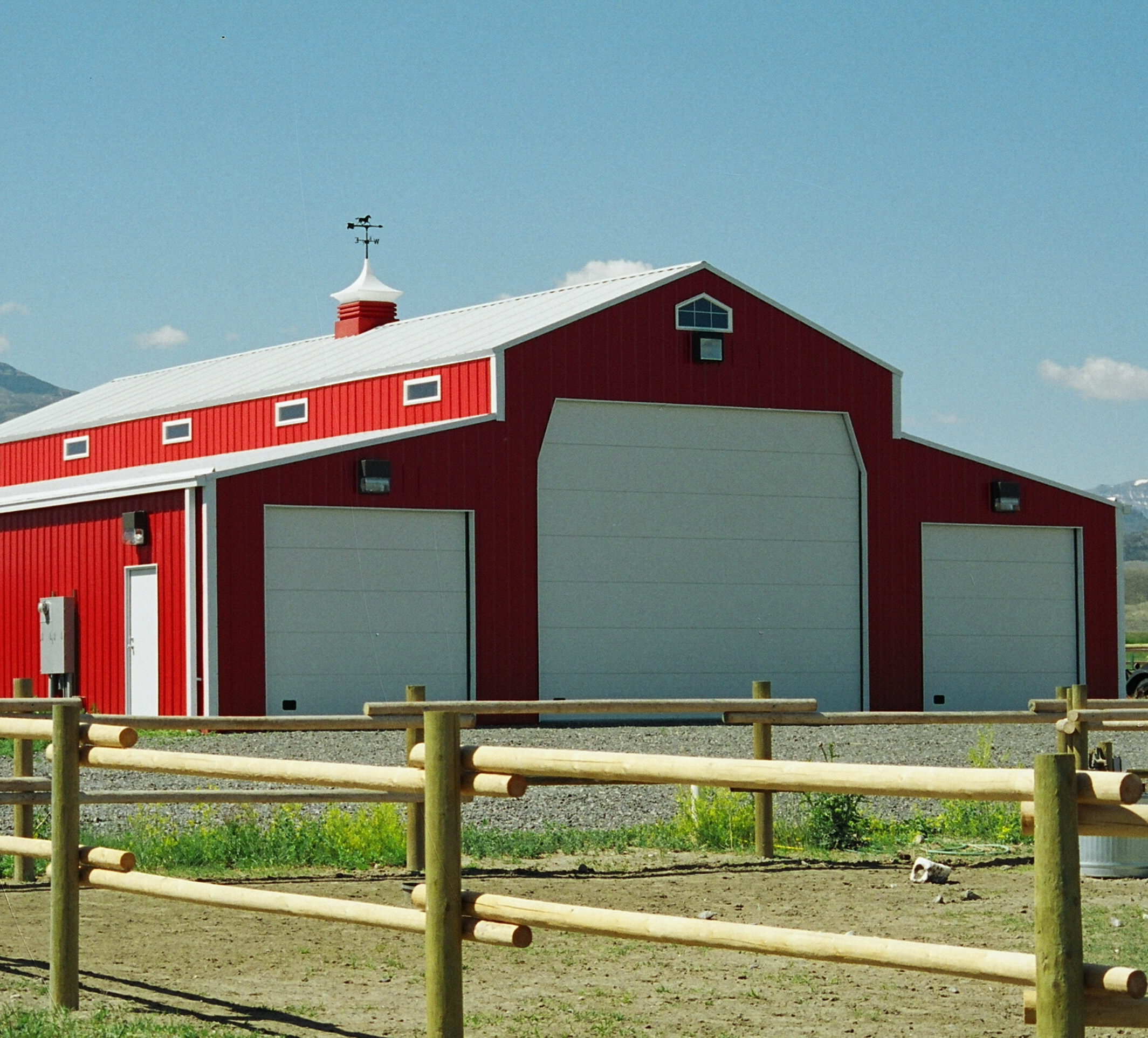 Exterior_Barn_Garage_Workshop_Cupola_AutumnRed_RegalWhite_UTNT_1