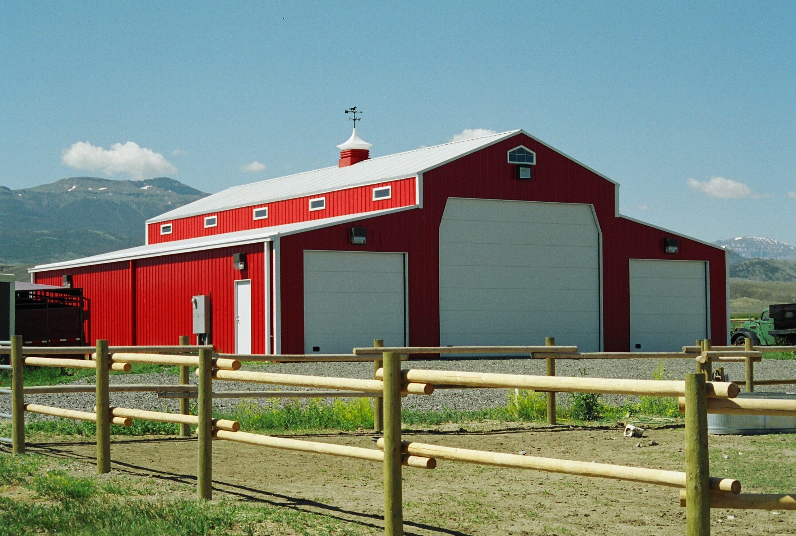 Exterior_Barn_Garage_Workshop_Cupola_AutumnRed_RegalWhite_UTNT_2